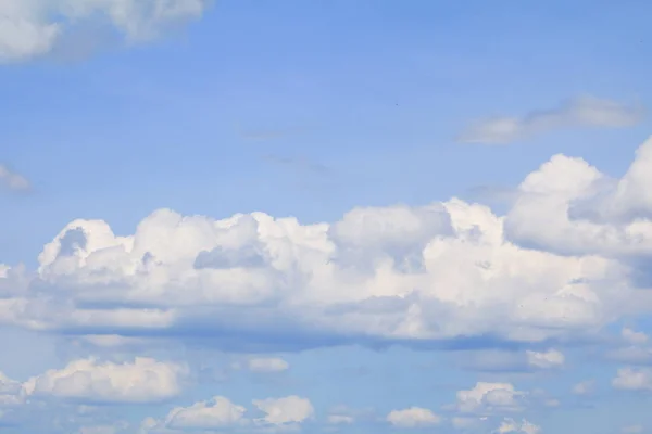 Langit biru latar belakang dengan awan di alam yang indah — Stok Foto