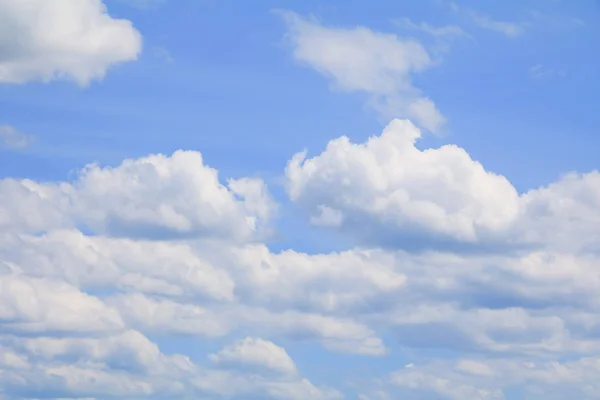 Cielo azul fondo con nube en la naturaleza hermoso —  Fotos de Stock