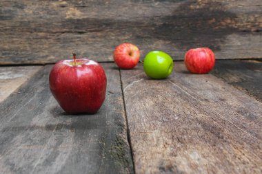 Kırmızı elma yakın, ahşap arka plan ve kopya alanı.