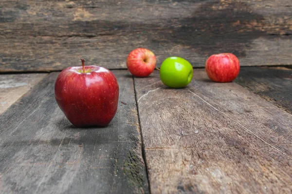 Kırmızı elma yakın, ahşap arka plan ve kopya alanı.