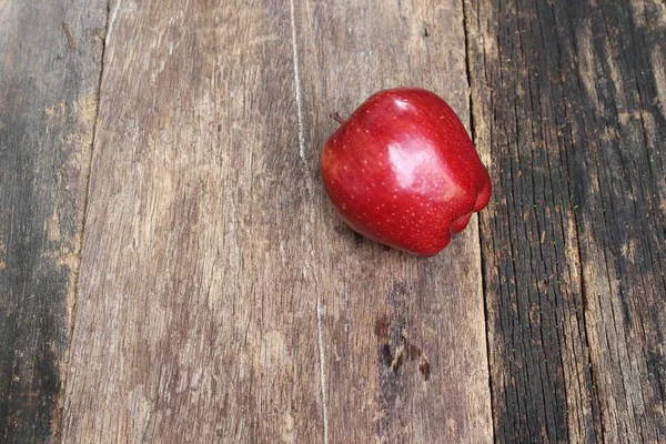 Красное яблоко на деревянном фоне, вид сверху с копировальным пространством . — стоковое фото