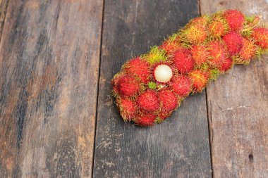 Rambutan tatlı meyve ahşap arka plan üzerinde taze