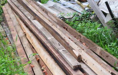 çim inşaat çalışması üzerinde ahşap kazık: shal ile odak seçin