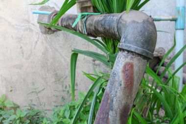 Eski paslı endüstriyel musluk boru sıhhi tesisat çelik harap