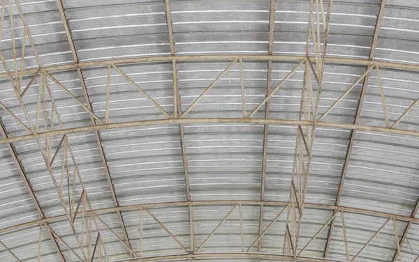 Parcheggio struttura del tetto in metallo, edificio industriale in acciaio coperta — Foto Stock
