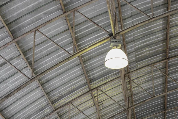 Carpark kovové střešní konstrukce a lampy, ocelové průmyslové budovy — Stock fotografie