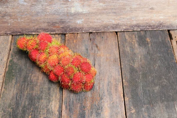 Rambután fruta dulce fresca sobre fondo de madera —  Fotos de Stock