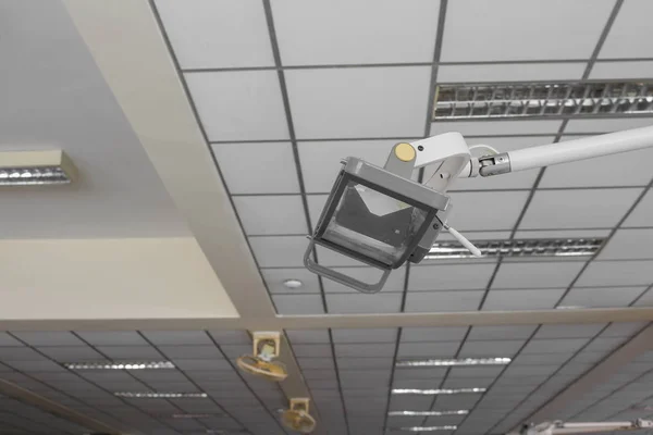 Lâmpada na clínica dentária Interior do consultório odontológico cuidados de saúde — Fotografia de Stock