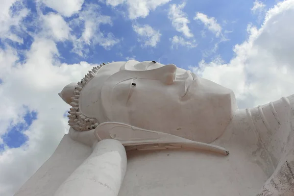 Liegen des Buddha im Tempel angthong, Thailand auf Himmelshintergrund — Stockfoto