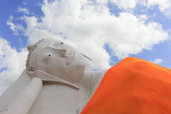 Tapınak Tayland Ayutthaya içinde Buddha geri, gökyüzü arka plan müziği — Stok fotoğraf