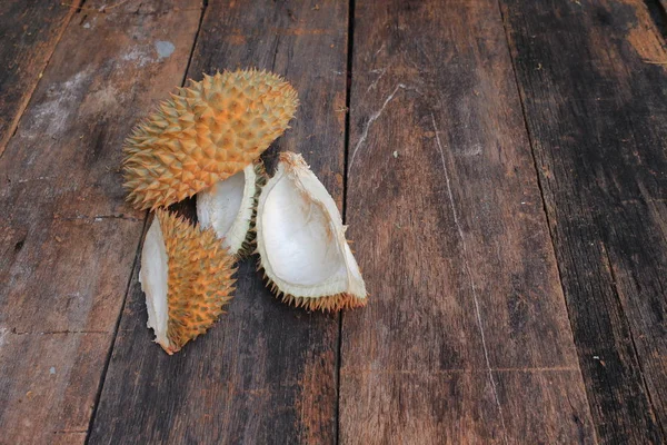 Shell en zaad van Durian fruit op de houten achtergrond — Stockfoto