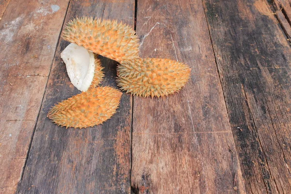 Shell en zaad van Durian fruit op de houten achtergrond — Stockfoto