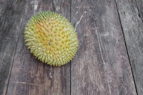 Durian rijp die doorn op de achtergrond van het houten bord heeft. Top vi — Stockfoto