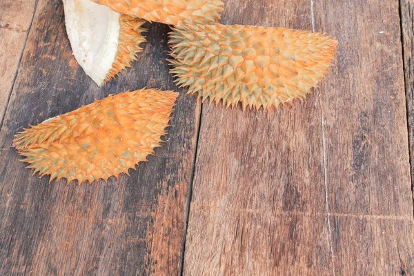 Раковина и семена дурианских фруктов на деревянном фоне — стоковое фото