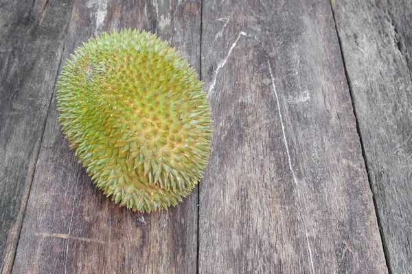 Durian rijp die doorn op de achtergrond van het houten bord heeft. Top vi — Stockfoto