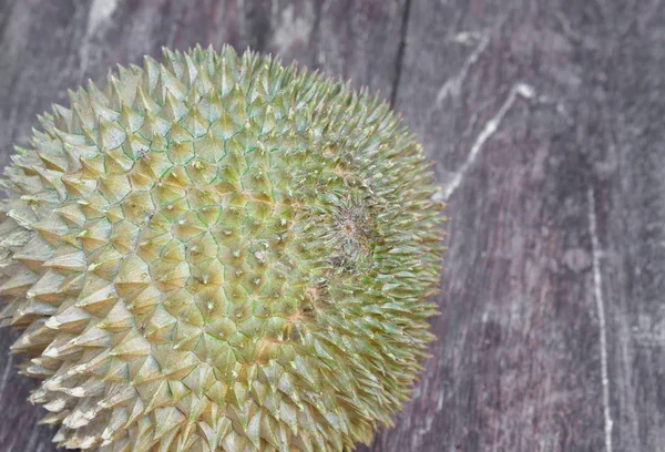 Close-up Durian rijp die doorn op de houten plank achtergrond heeft — Stockfoto