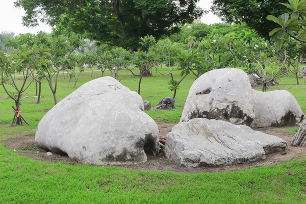 Большой камень в траве — стоковое фото