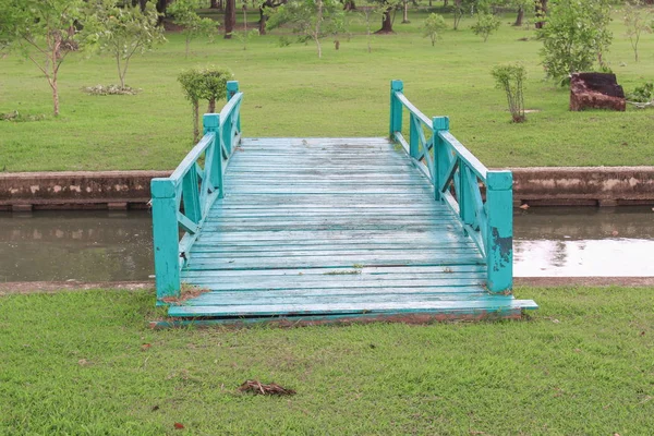 Мост красивый через канал в парке — стоковое фото
