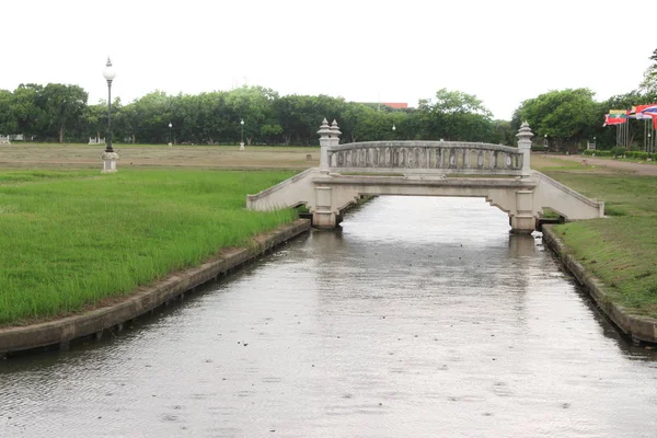 Brug over een kanaal in het park mooi — Stockfoto