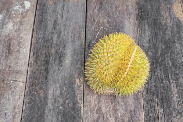 Durian rijp die doorn op de achtergrond van het houten bord heeft — Stockfoto