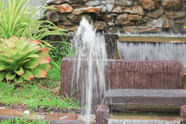 Pequena fonte no parque com espaço de cópia — Fotografia de Stock