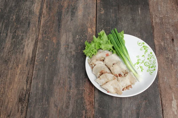 Spring rolls with Onion and fresh vegetable on a wooden table — Stock Photo, Image