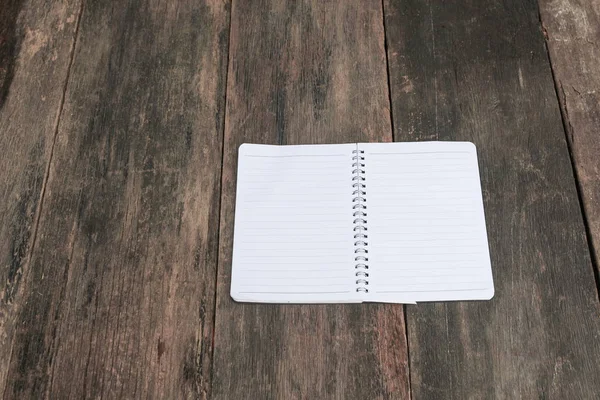 Defter Kağıt ahşap masa, iş kavramı üzerinde — Stok fotoğraf