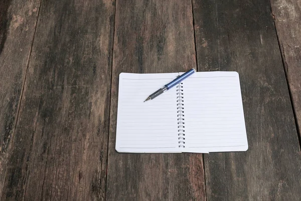 Notebook papel amassado enrugado branco em branco na mesa — Fotografia de Stock