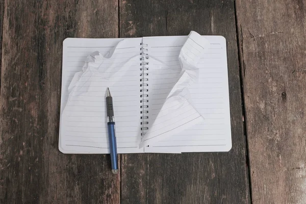 Notebook papel amassado enrugado branco em branco na mesa — Fotografia de Stock