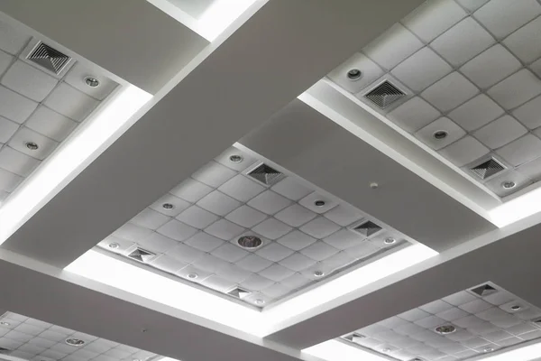 비즈니스 사무실 건물의 천장에서 빛 네온 — 스톡 사진