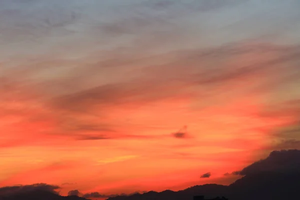 Восход солнца на небе и облака в прекрасной природе — стоковое фото