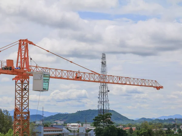 Crane tower selective focus and construction in blue sky backgro — Stock Photo, Image