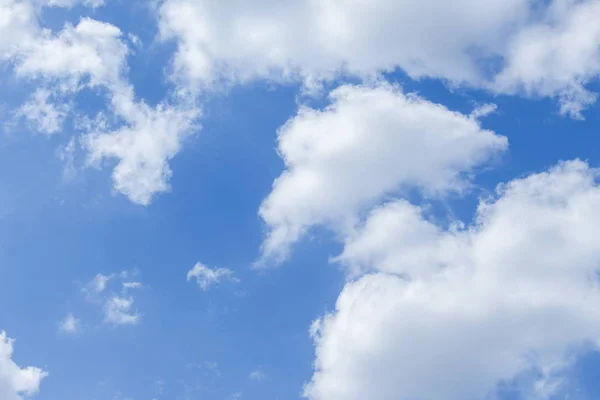 Céu azul paisagem e grande nuvem movimento bonito vívido in natu — Fotografia de Stock