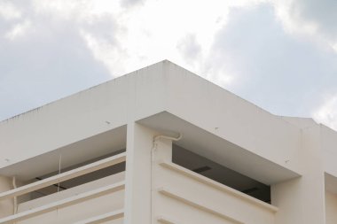 Mavi gökyüzü arka plan üzerinde şehirde bina.