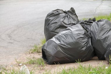 Siyah çöp torbası yığını