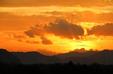 gökyüzü günbatımı ve hareketli bulut, güzel renkli twilight saat dağ silueti ile