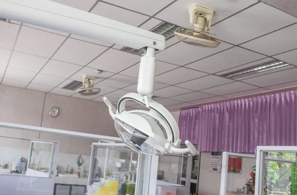 Lámpara Tiene Pierna Clínica Dental Interior Del Consultorio Odontológico Medicina — Foto de Stock