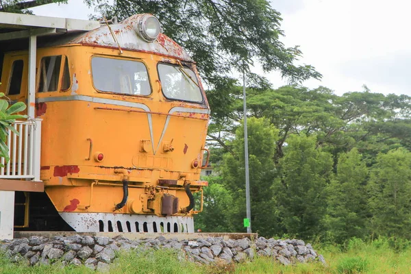 Velho Trem Locomotivo Nos Trilhos — Fotografia de Stock