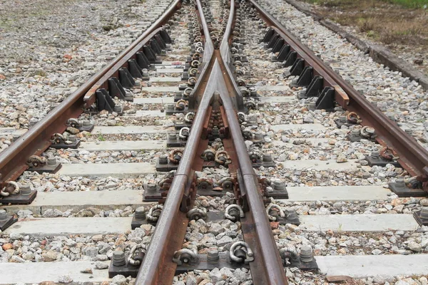 Bahnstrecke Auf Schotter Mit Betonschienenanbindungen Fokus Mit Geringer Schärfentiefe Wählen — Stockfoto