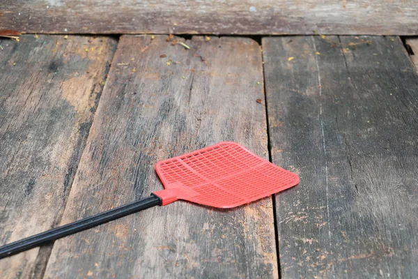 Piros Légy Légycsapó Egy Flyswatter Készült Műanyag Kifogyhatatlan Gyönyörködtető Legyek — Stock Fotó