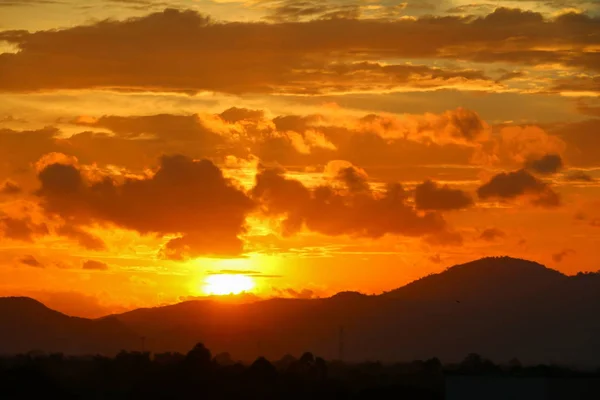 Coucher Soleil Dans Ciel Nuage Beau Crépuscule Coloré Avec Silhouette — Photo