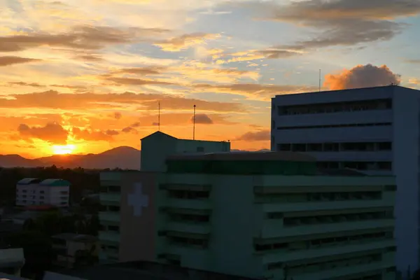 Langit Matahari Terbenam Dan Gerakan Awan Malam Yang Indah Warna — Stok Foto