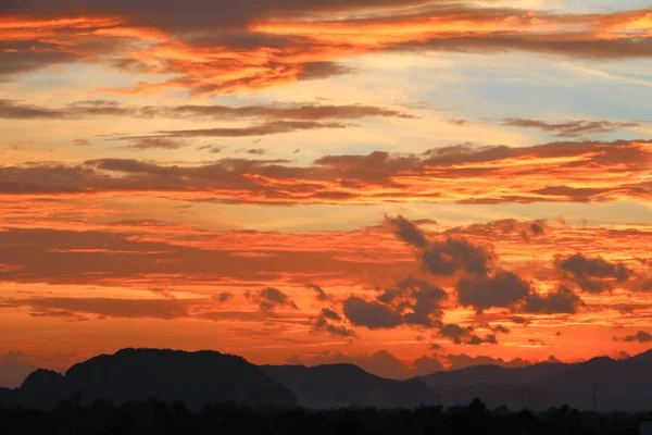 Ουρανός Στο Ηλιοβασίλεμα Και Κίνηση Σύννεφο Όμορφο Πολύχρωμο Βράδυ Φύση — Φωτογραφία Αρχείου