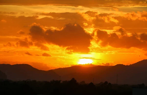 Закат Небе Облака Красивые Красочные Сумерки Время Горным Силуэтом — стоковое фото