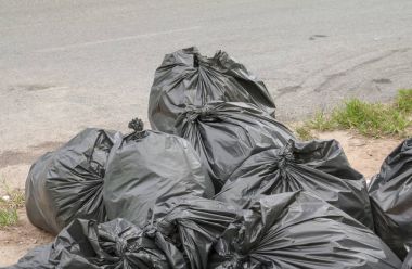 Siyah çöp torbası yığını