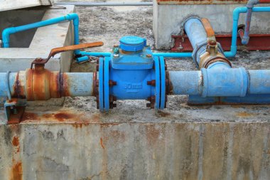 su vanası sıhhi tesisat ortak, çelik pas endüstriyel eski boru dokunun.