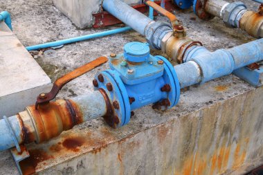 su vanası sıhhi tesisat ortak, çelik pas endüstriyel eski boru dokunun.