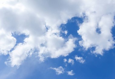 mavi gökyüzü manzara ve büyük bulut hareketli güzel kopya alanı ile doğada canlı.