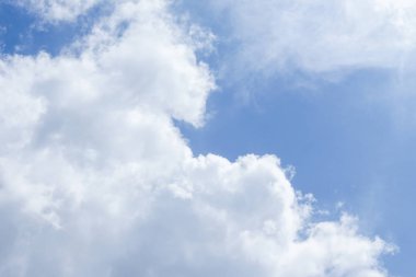 mavi gökyüzü manzara ve büyük bulut hareketli güzel kopya alanı ile doğada canlı.