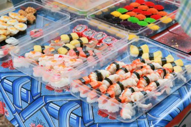 Suşi kutusunda karides tempura seçici odak ile